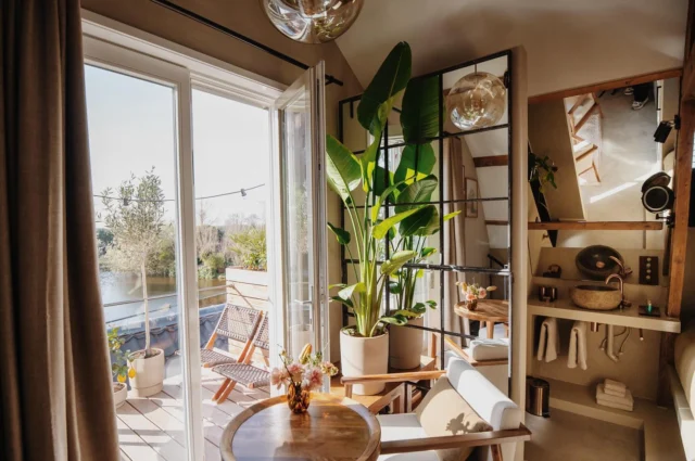 UITGELICHT! Onze B&B Lodge & Loft staat op de website van Barts Boekje! 🥂 Benoemd als een plek om even helemaal op te laden of een plek die je kunt huren als daglicht studio maar zeker ook een plek voor je honeymoon — neem snel een kijkje 😍 @bartsboekje
