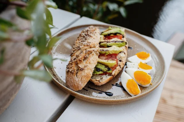 Which one would you choose? Check out our website for all the breakfast options we offer 🫐