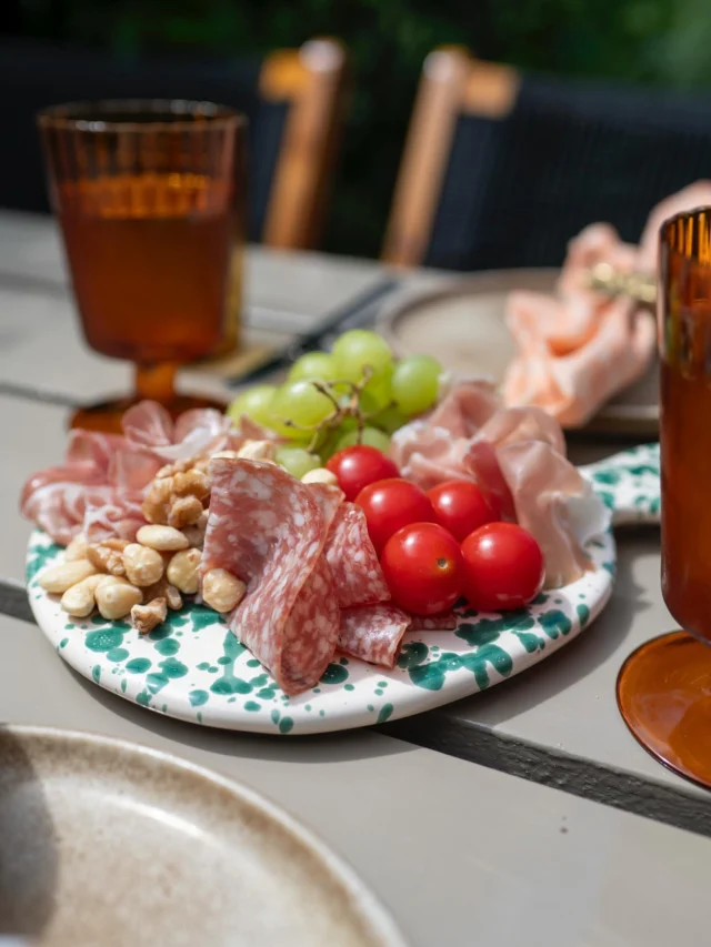 Did you know we offer different food and drinks? Our favorite for a summer afternoon: a tapas board with a glass of bubbles! 🥂