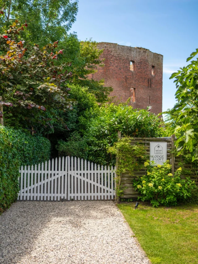 When you arrive, the first thing you see? A view of the Teylingen Castle ruins. Not a bad welcome😉